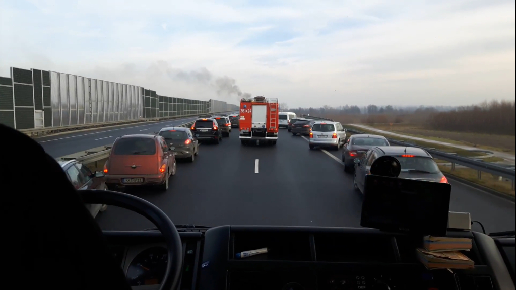 Darf die Durchfahrtsroute eines Blaulichtfahrzeugs, die auf die abgebildete Weise geschaffen wurde, ein an der Rettungsaktion beteiligter Pannenhilfewagen in Anspruch nehmen?
