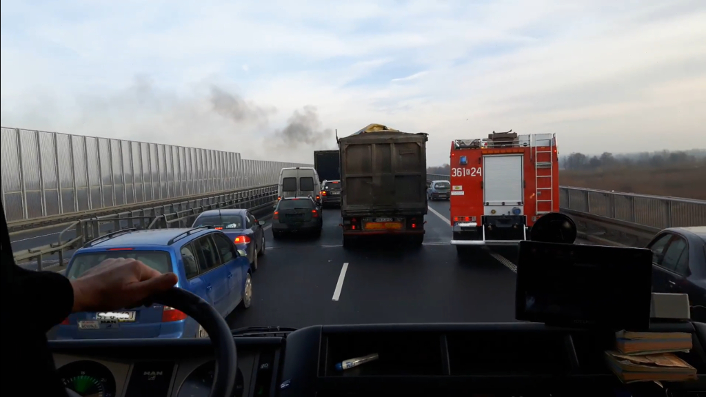 Hat sich der Fahrer einer Fahrzeuggruppe gegenüber dem Feuerwehrwagen mit Blaulicht richtig verhalten, indem er mitten auf der Fahrbahn anhielt?