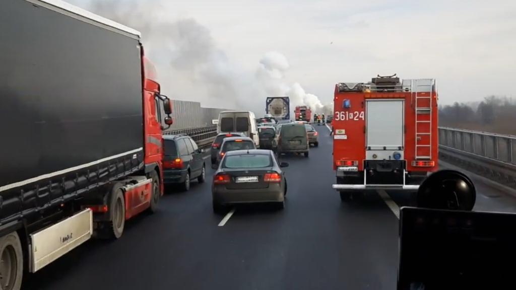 Did the vehicle drivers properly ensure the free passage of the emergency vehicle?