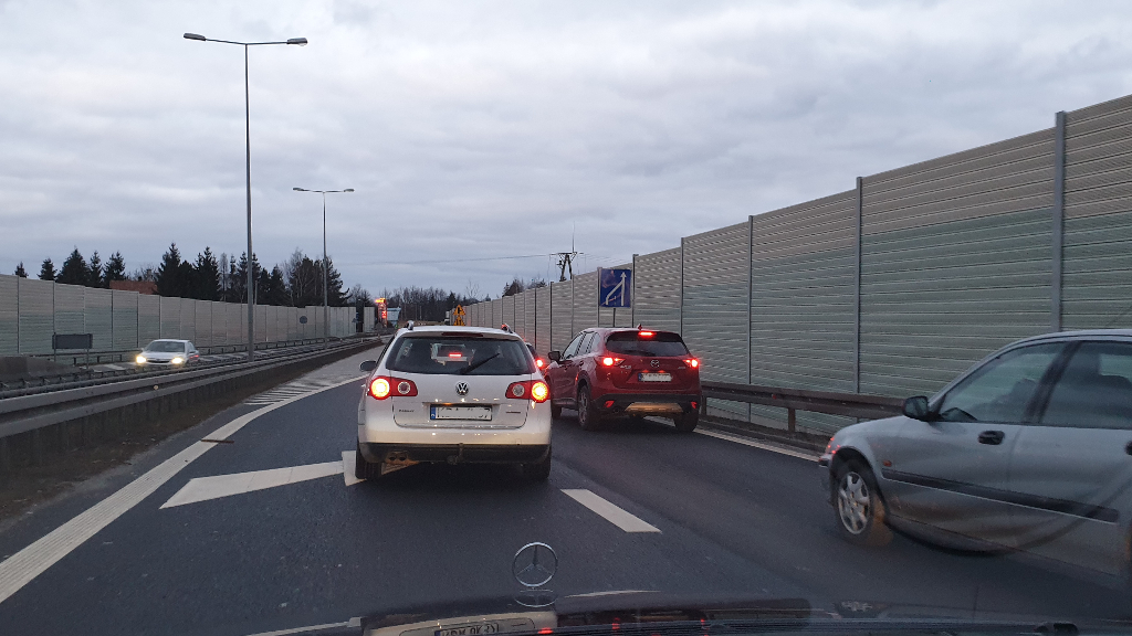 Ist der Fahrer auf der benachbarten Spur direkt vor dem  Spurende verpflichtet, dem vorausfahrenden Fahrzeug den Wechsel auf die rechte Spur zu ermöglichen?