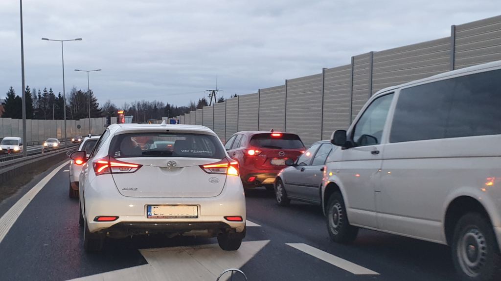 Is the driver in the right lane obliged to allow the vehicle in front of you to change lanes at this point?