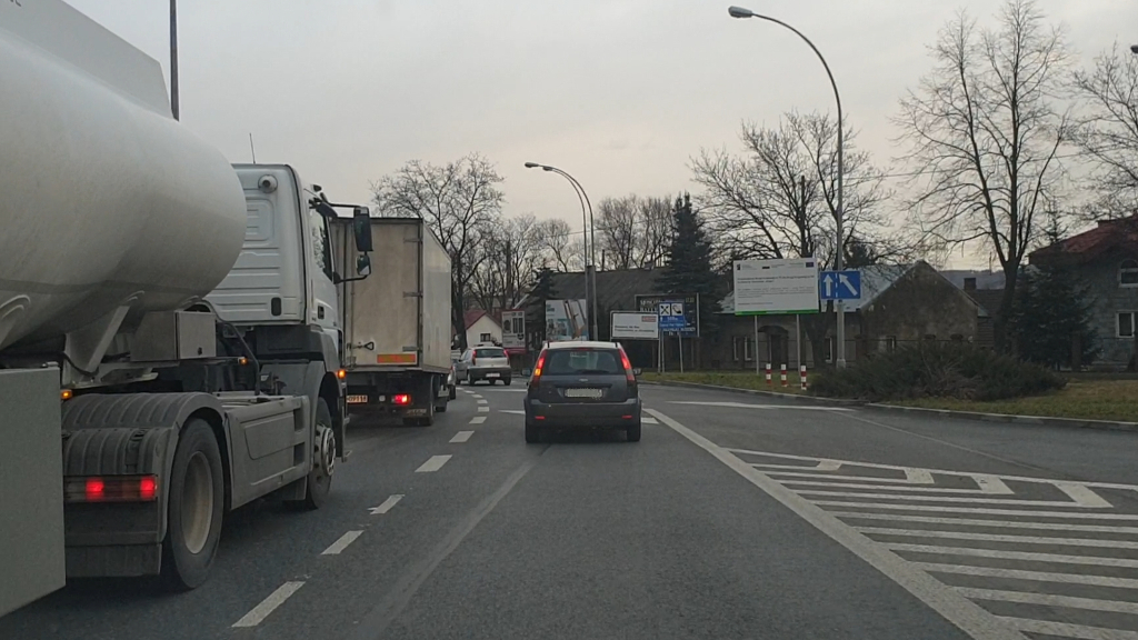 Soll der Fahrer eines Sattelschleppers mit einem Tank bereits an dieser Stelle den Spurwechsel des vorausfahrenden Fahrzeugs auf die benachbarte Spur ermöglichen?