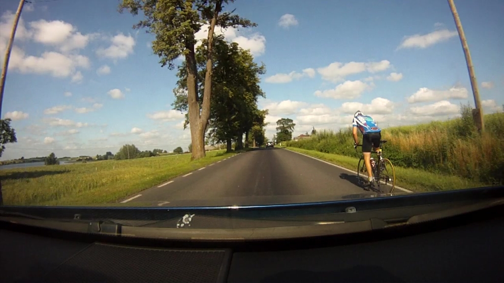 In this situation, the minimum distance you should keep from the cyclist when overtaking is 1 m?