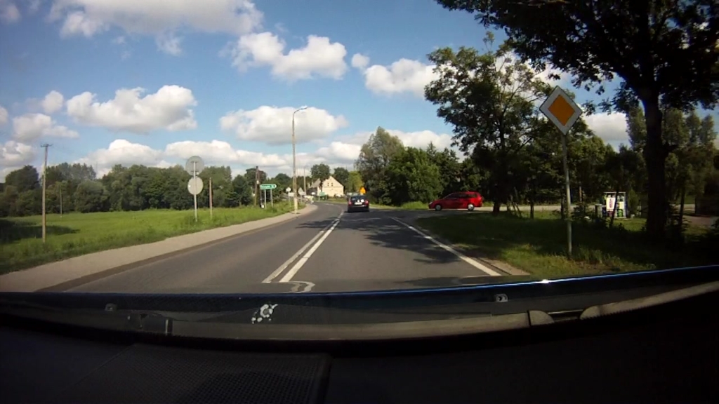 Haben Sie in dieser Situation Vorfahrt vor dem von rechts kommenden Fahrzeug?