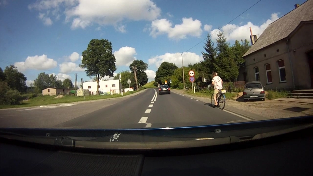 Darf man in dieser Situation den Radfahrer überholen, falls man dabei geringfügig die doppelte durchgezogene Linie überfährt?