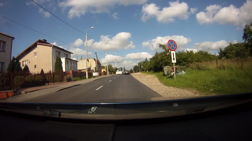 Dürfen Sie in dieser Situation das Fahrzeug hinter dem Zeichen am Fahrbahnrand anhalten?