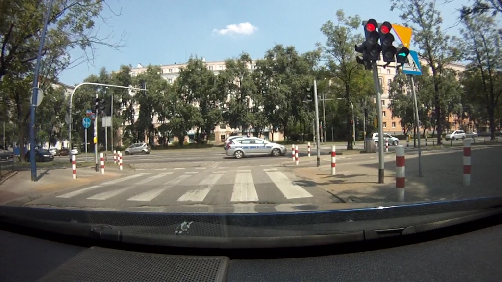 Sie möchten rechts abbiegen. Halten Sie in dieser Situation vor der Ampel an?