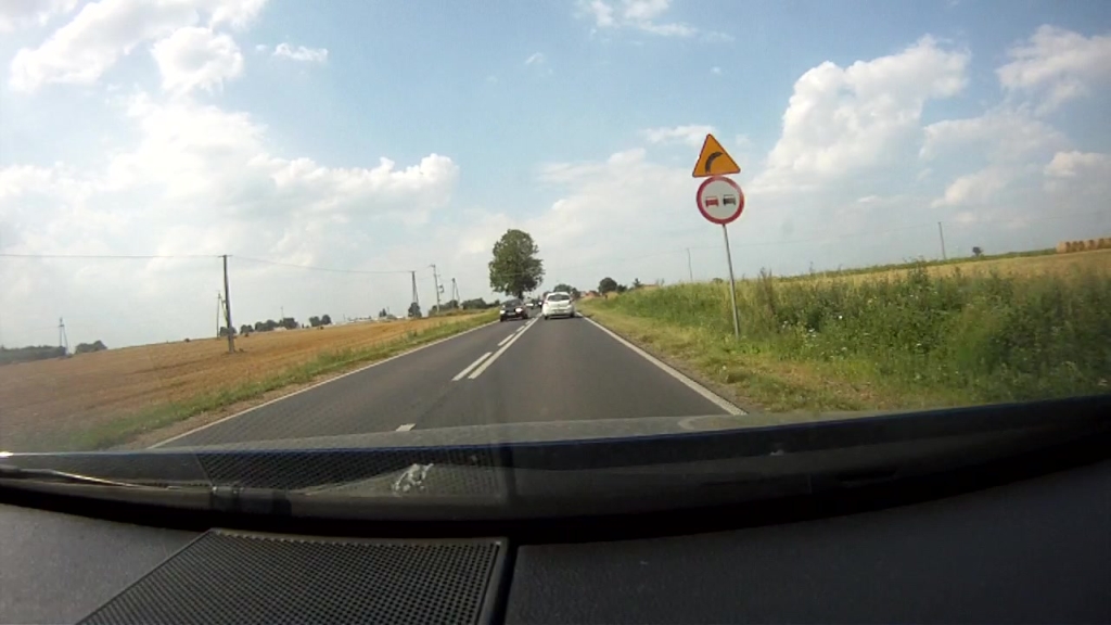 Чи знак, на зображеній дорозі, який забороняє обгін, перестає діяти після закінчення повороту?