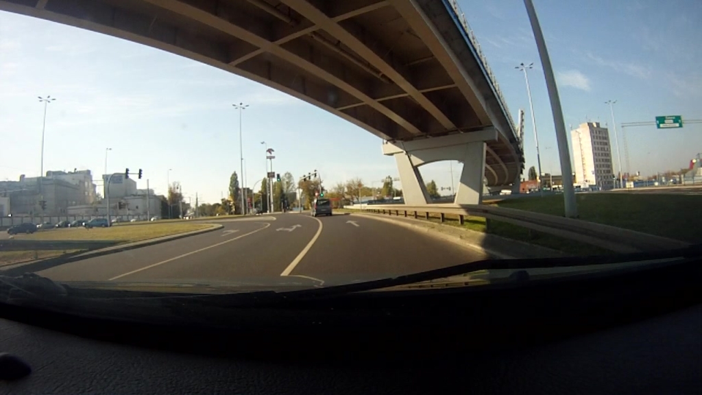 Is it allowed in the presented situation to stop the vehicle on the roadway?