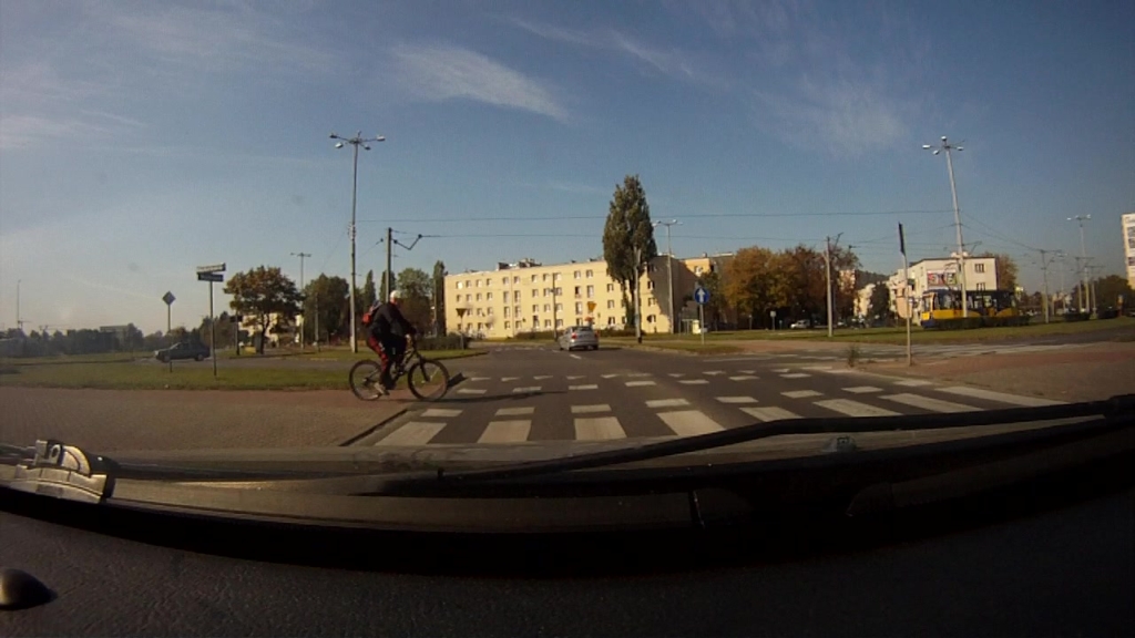 In the presented situation, do you yield priority to the cyclist?