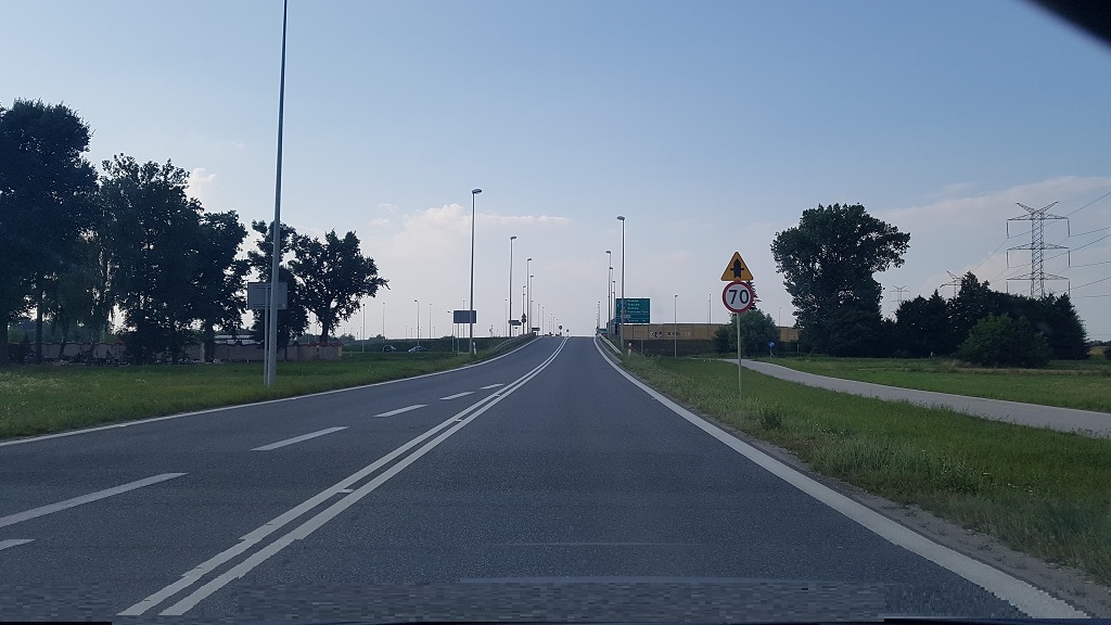 Mit welcher Höchstgeschwindigkeit darf man hinter diesen Verkehrszeichen fahren,  wenn im Motorradbeiwagen ein 6-jähriges Kind transportiert wird?