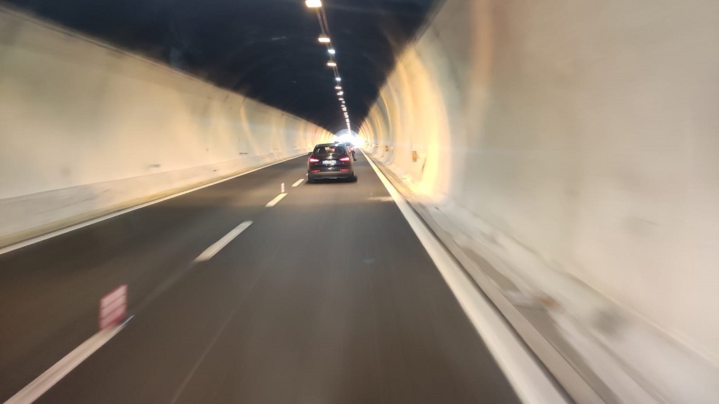 Mit welcher Geschwindigkeit soll man mit einem PkW hinter diesem Fahrzeug fahren, falls der Tunnel sich außerhalb geschlossener Ortschaft befindet und seine Länge 600 m beträgt?