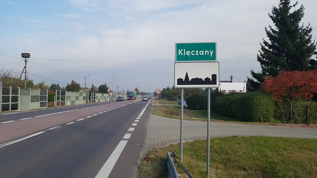 What is the permissible speed limit for a passenger car with a trailer on a road signposted as such?