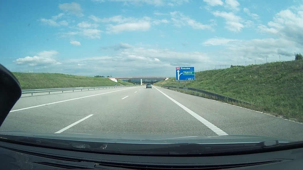 Welchen minimalen Abstand sollen Sie zum vorausfahrenden Fahrzeug einhalten, falls Sie mit einem PkW mit zulässiger Höchstgeschwindigkeit diese Straße fahren?