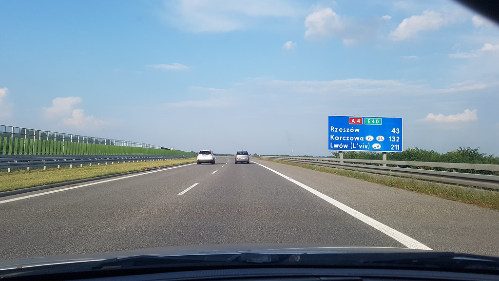 What is the minimum distance you must maintain from the vehicle in front of you when driving a 6-tonne lorry at the maximum permitted speed on this road?