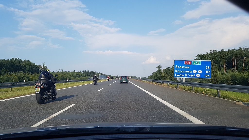 Mit welcher Geschwindigkeit darf man auf dieser Straße Motorrad fahren?