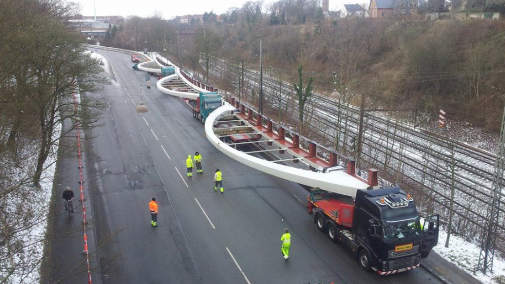 Wenn Sie ein übernormatives Fahrzeug mit der Breite über 3,6 m führen, besteht die Assistanzpflicht dieses Fahrzeugs von zwei Pilotfahrzeugen?