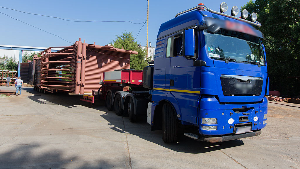 If you are driving an overnormative vehicle with the width exceeding 3,2 m, are you obliged to be piloted by assisting pilot vehicles?